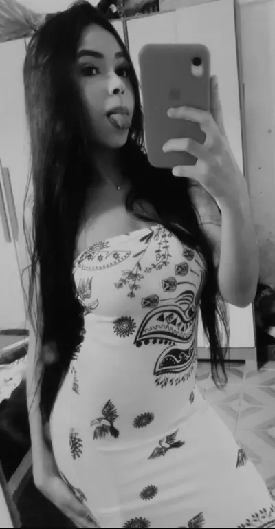 Novinha morena que gosta de exibir partes do peitinho no Insta cover image