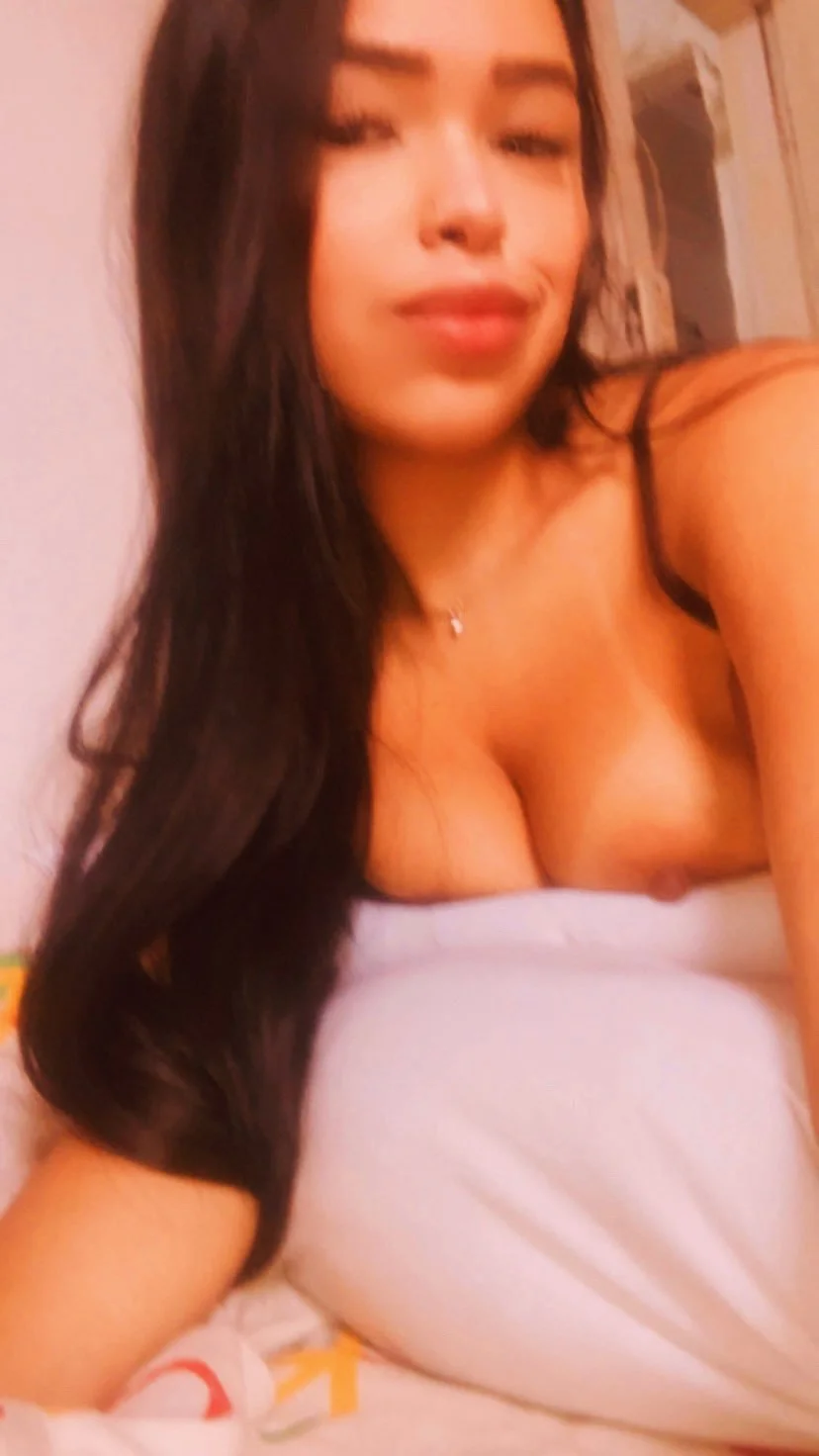 Novinha morena que gosta de exibir partes do peitinho no Insta image 10