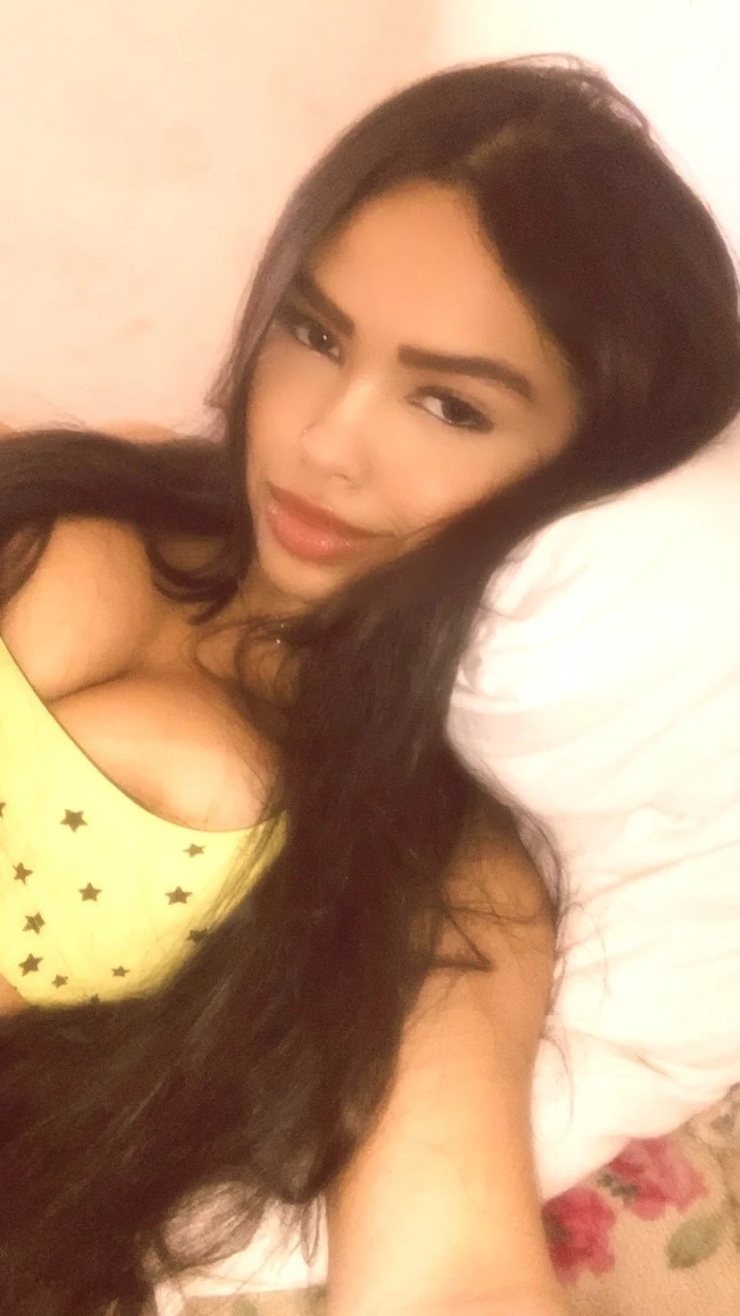 Novinha morena que gosta de exibir partes do peitinho no Insta image 12
