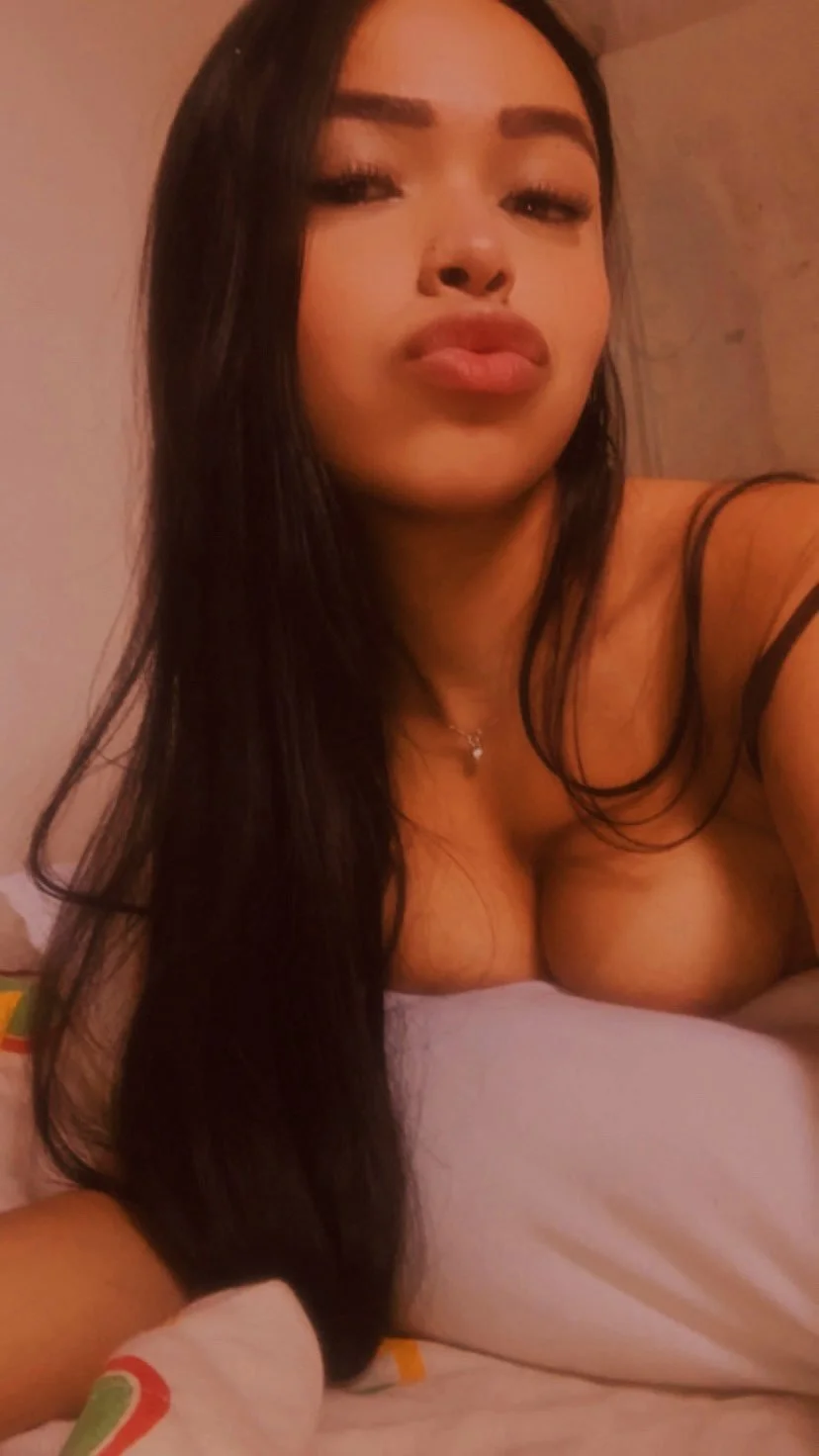 Novinha morena que gosta de exibir partes do peitinho no Insta image 13