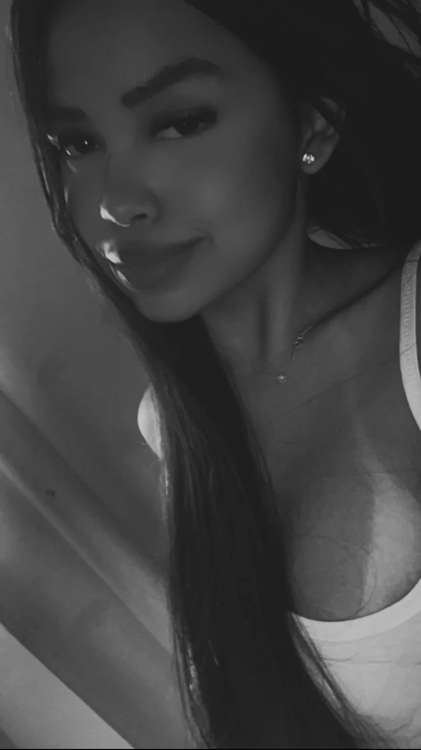 Novinha morena que gosta de exibir partes do peitinho no Insta image 15