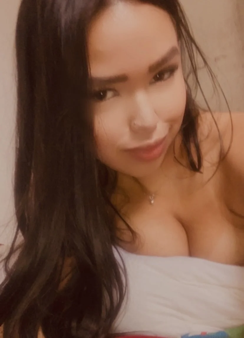 Novinha morena que gosta de exibir partes do peitinho no Insta image 18