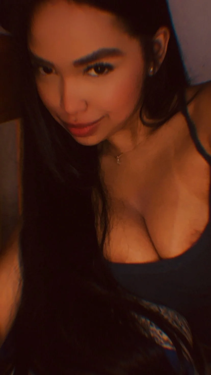 Novinha morena que gosta de exibir partes do peitinho no Insta image 2