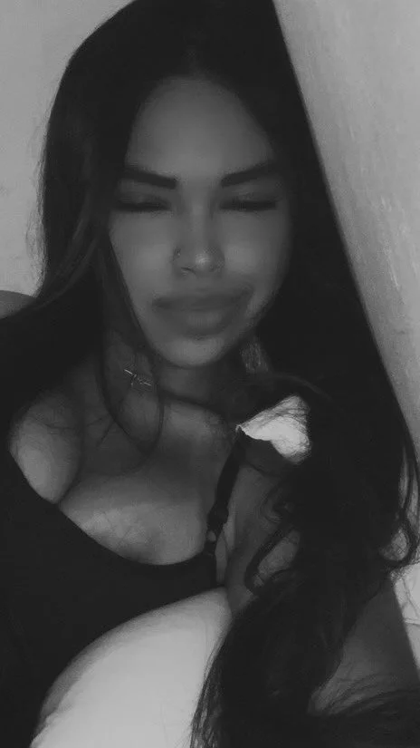 Novinha morena que gosta de exibir partes do peitinho no Insta image 3