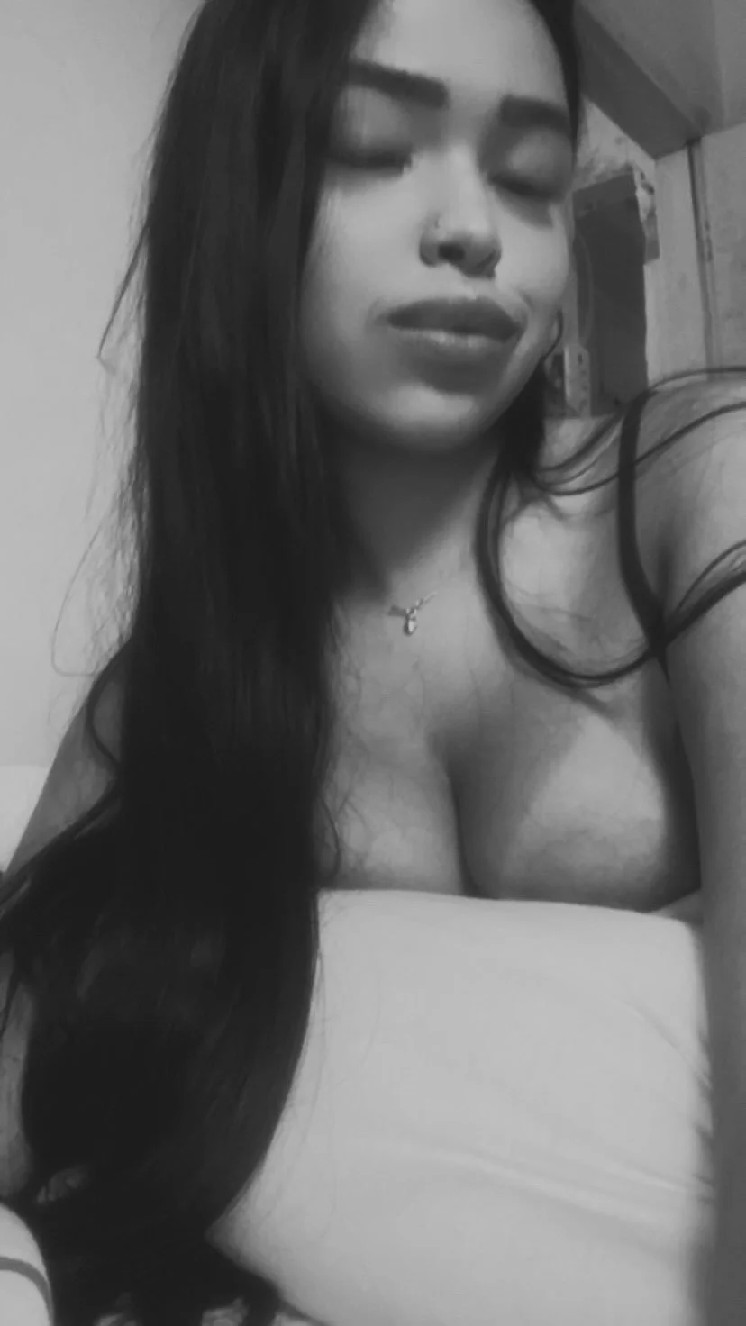 Novinha morena que gosta de exibir partes do peitinho no Insta image 8