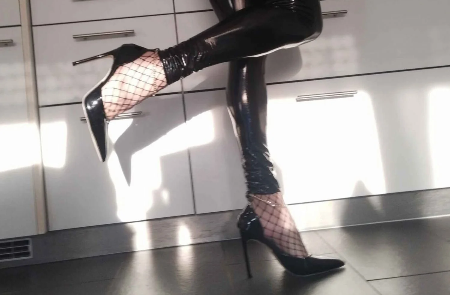 Skinny Feet in in Fishnet and sexy black High Heels 🦶🏼👠 🫶🏼 image 2