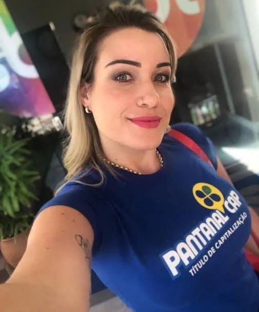 Milf loira dando a buceta de quatro vazados putinha traindo traição casada esposa gostosa safada image 1