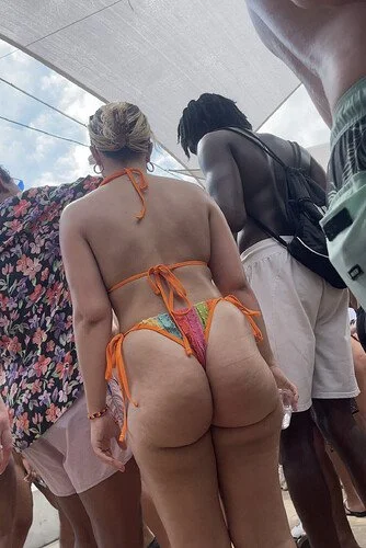 loirinha cavalona da bunda enorme que deve sentar que é uma maravilha image 19