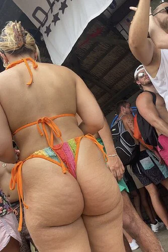 loirinha cavalona da bunda enorme que deve sentar que é uma maravilha image 2