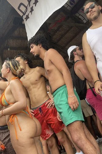 loirinha cavalona da bunda enorme que deve sentar que é uma maravilha image 3