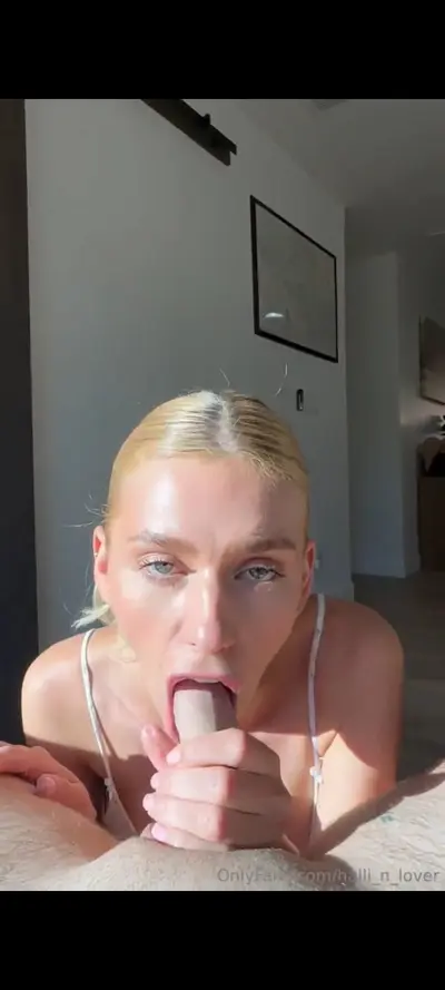 Rubia perfecta chupa verga en pov cover image