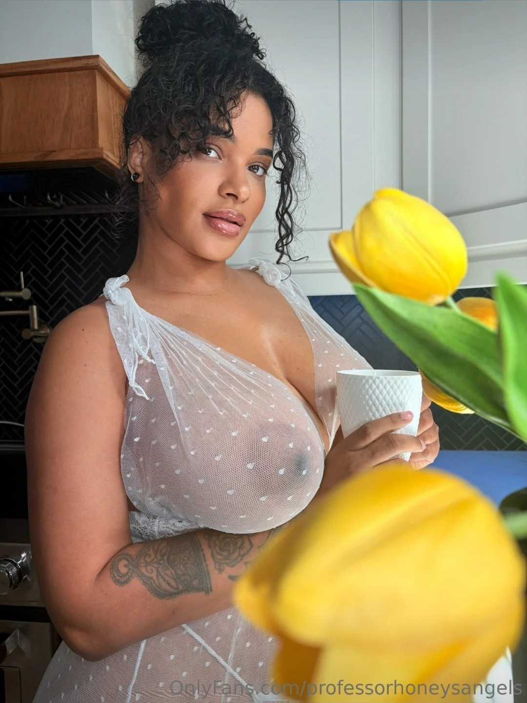 Gorgeous Ebony Redbone Milf image 4