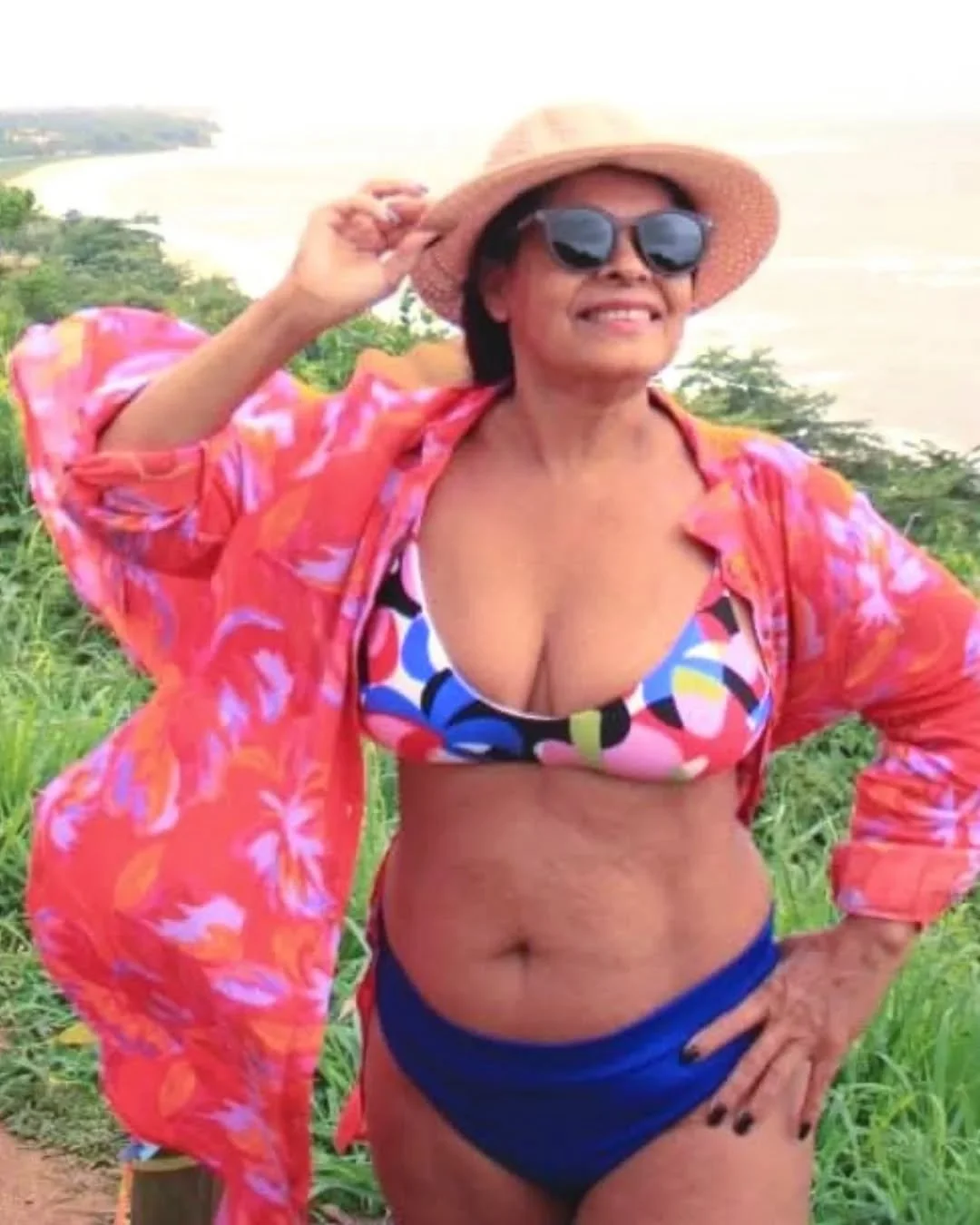 Coroa casada que adora exibir o cuzão na internet, muito boa de bunda essa velha. image 12