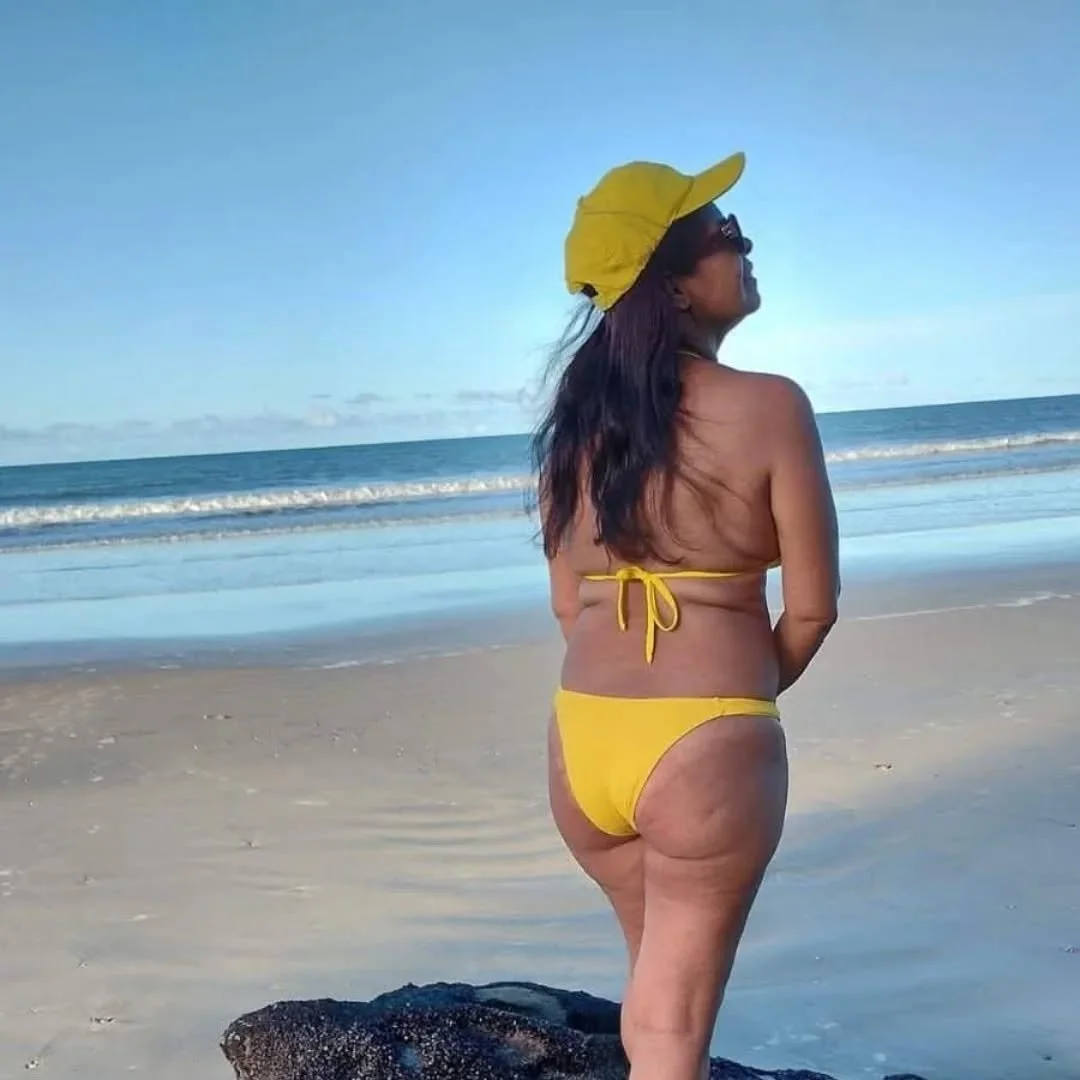 Coroa casada que adora exibir o cuzão na internet, muito boa de bunda essa velha. image 17