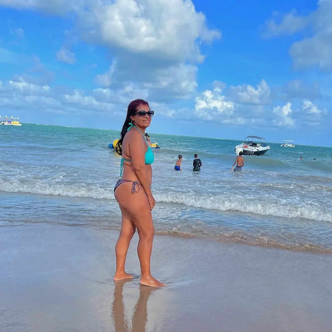 Coroa casada que adora exibir o cuzão na internet, muito boa de bunda essa velha. image 20