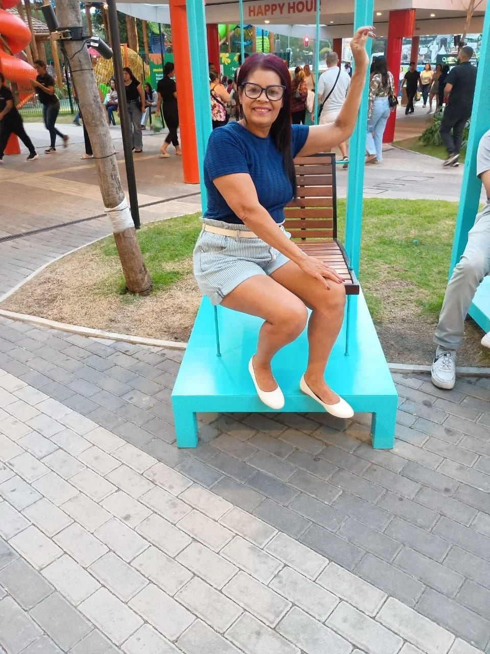 Coroa casada que adora exibir o cuzão na internet, muito boa de bunda essa velha. image 21
