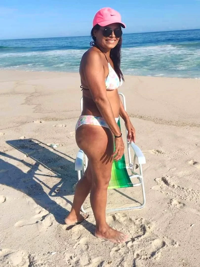 Coroa casada que adora exibir o cuzão na internet, muito boa de bunda essa velha. image 31