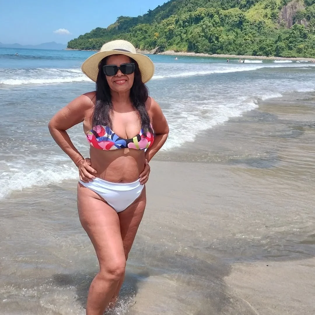 Coroa casada que adora exibir o cuzão na internet, muito boa de bunda essa velha. image 32