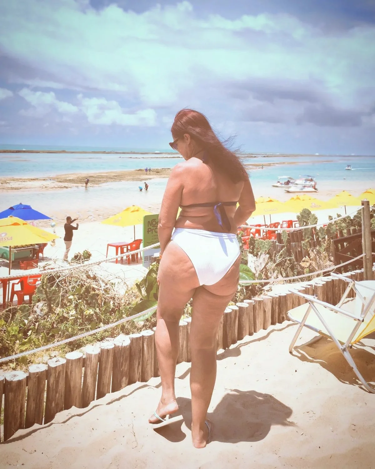 Coroa casada que adora exibir o cuzão na internet, muito boa de bunda essa velha. image 4