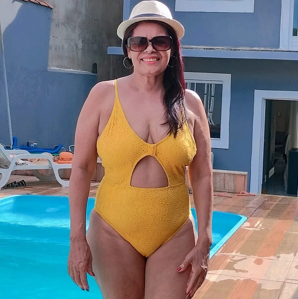 Coroa casada que adora exibir o cuzão na internet, muito boa de bunda essa velha. image 40
