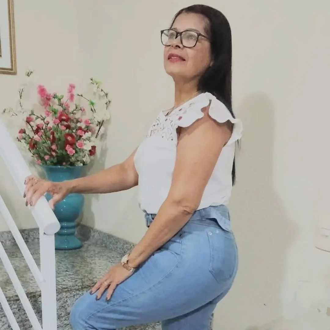 Coroa casada que adora exibir o cuzão na internet, muito boa de bunda essa velha. image 44