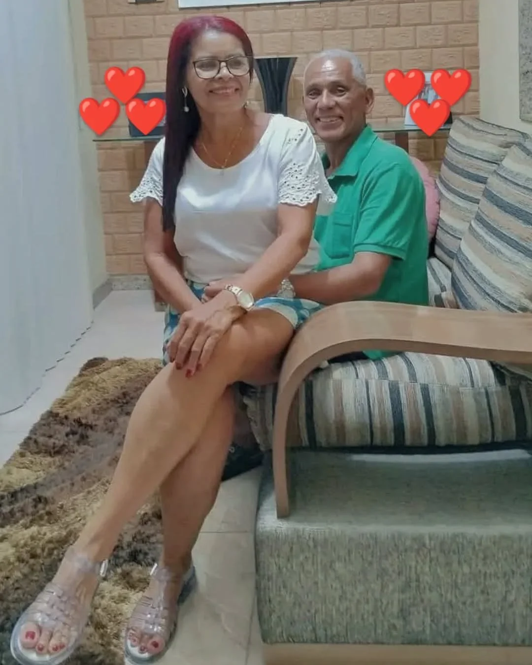 Coroa casada que adora exibir o cuzão na internet, muito boa de bunda essa velha. image 49