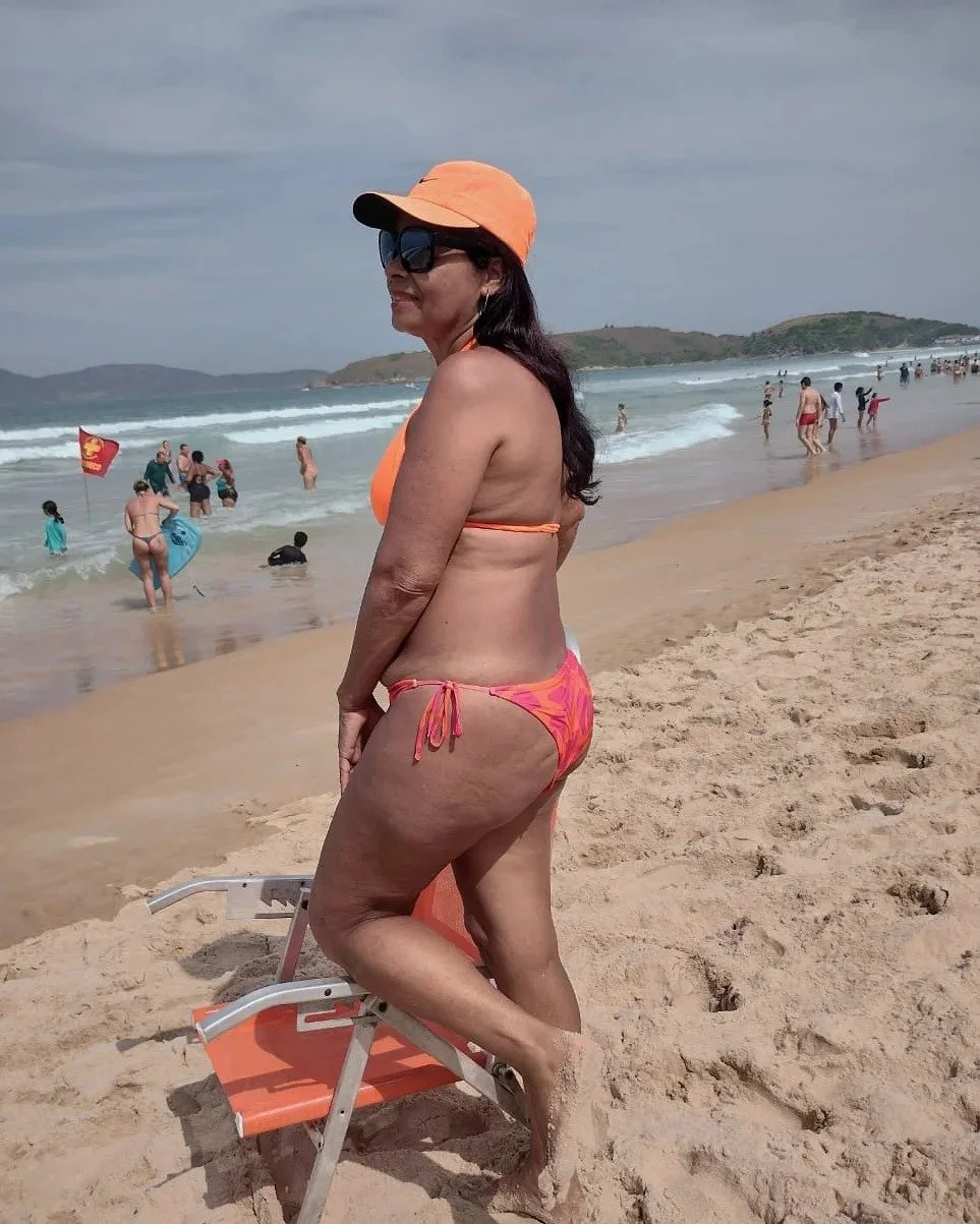 Coroa casada que adora exibir o cuzão na internet, muito boa de bunda essa velha. image 7