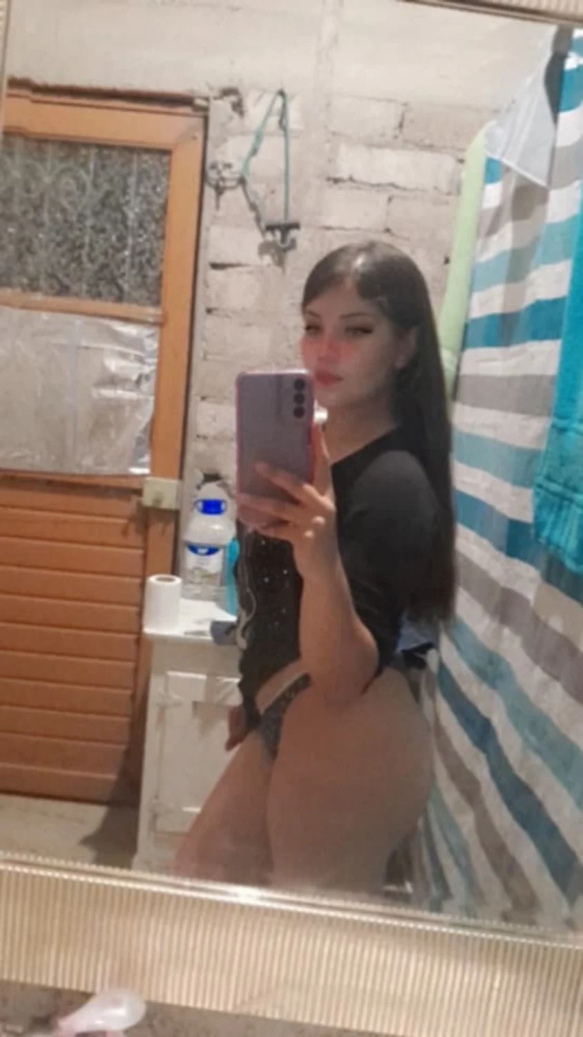 Vecina de chihuahua deja que me la coja cuando se pelea con el marido image 10