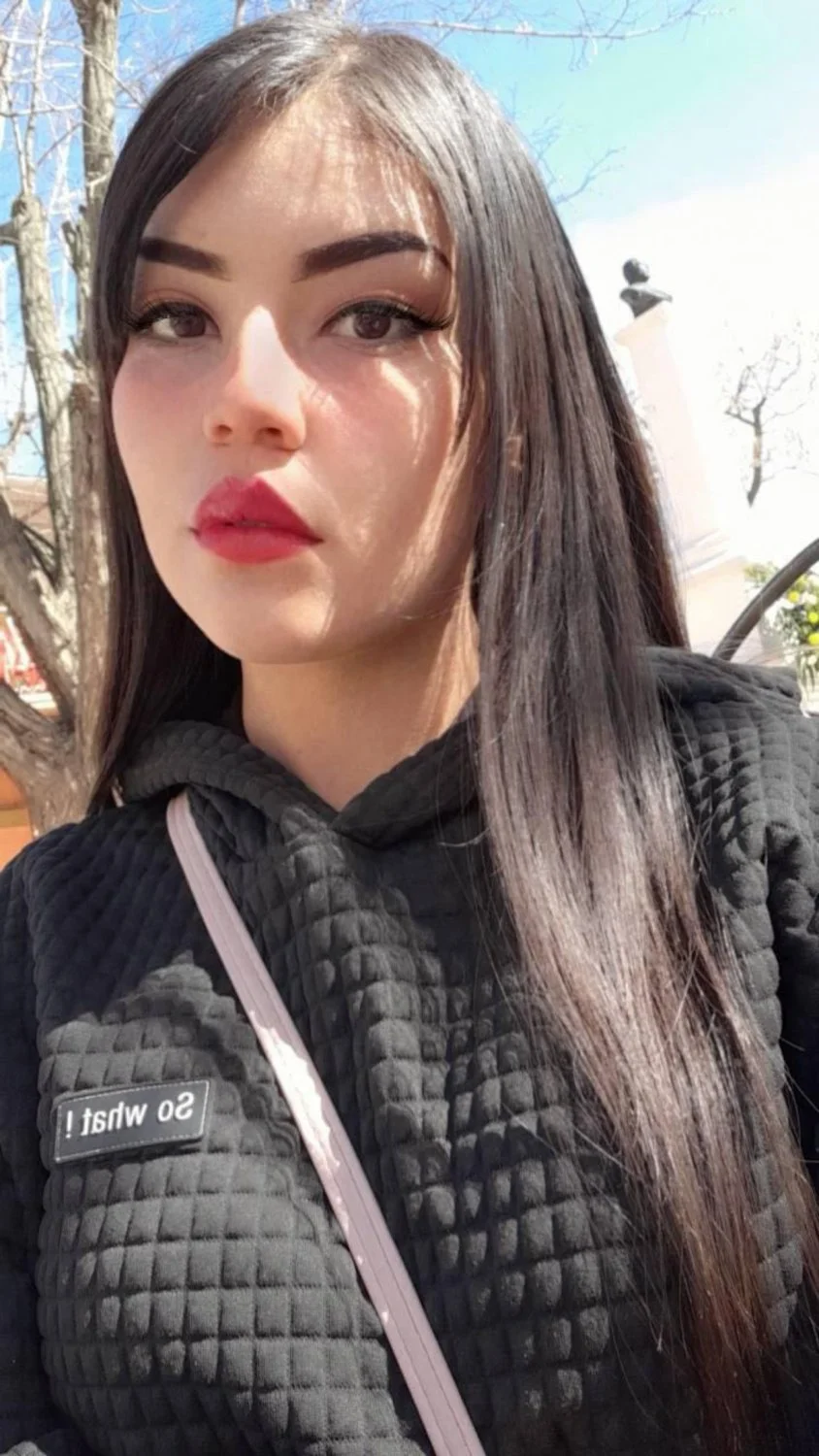 Vecina de chihuahua deja que me la coja cuando se pelea con el marido image 3