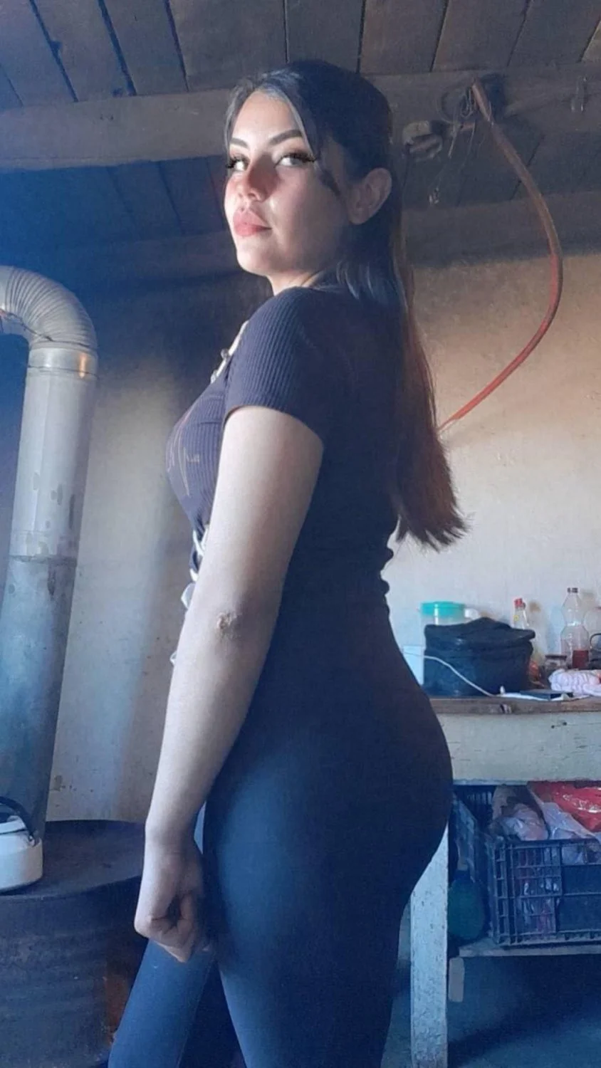 Vecina de chihuahua deja que me la coja cuando se pelea con el marido image 5