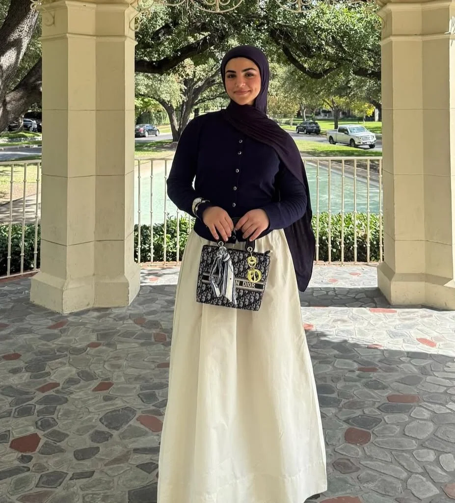 Hijab Muslim happily shows of her ass and boobs image 3