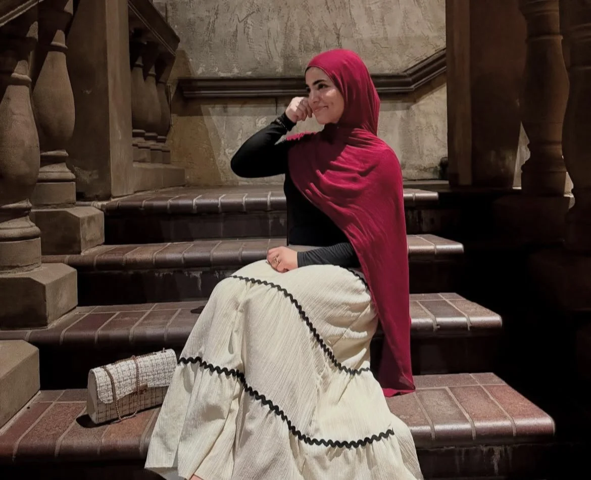 Hijab Muslim happily shows of her ass and boobs image 4