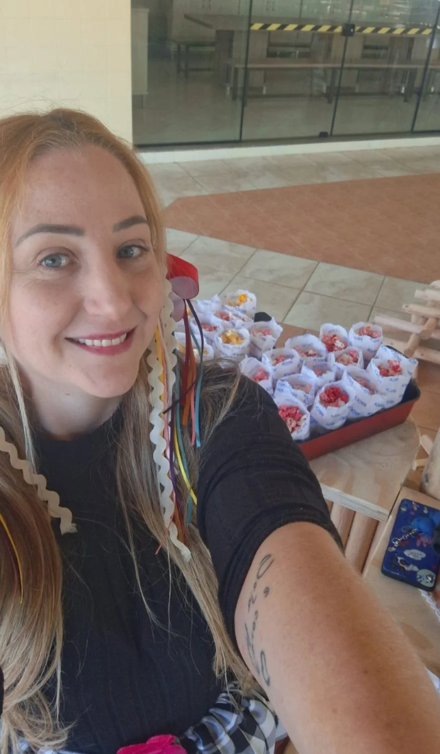 Nutricionista casada ... mostrando o que vai dá prós funcionários...comer ....tem que ser escondido image 11