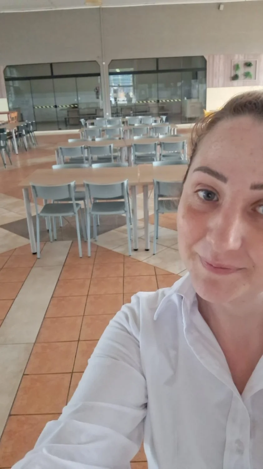 Nutricionista casada ... mostrando o que vai dá prós funcionários...comer ....tem que ser escondido image 6