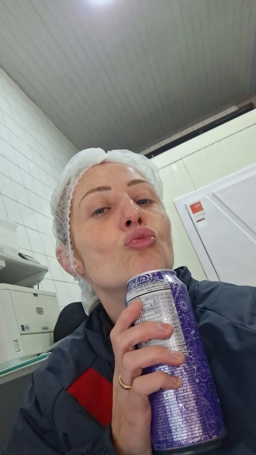 Nutricionista casada ... mostrando o que vai dá prós funcionários...comer ....tem que ser escondido image 8
