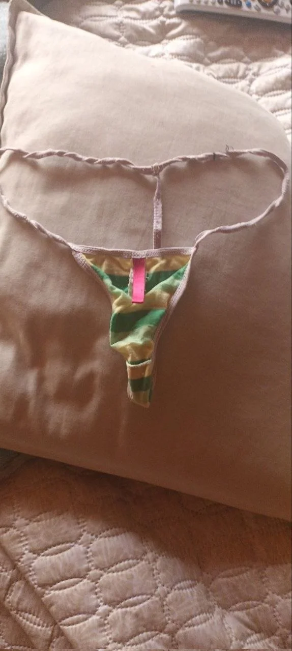 Hijo exhibe a su madre en grupo image 11