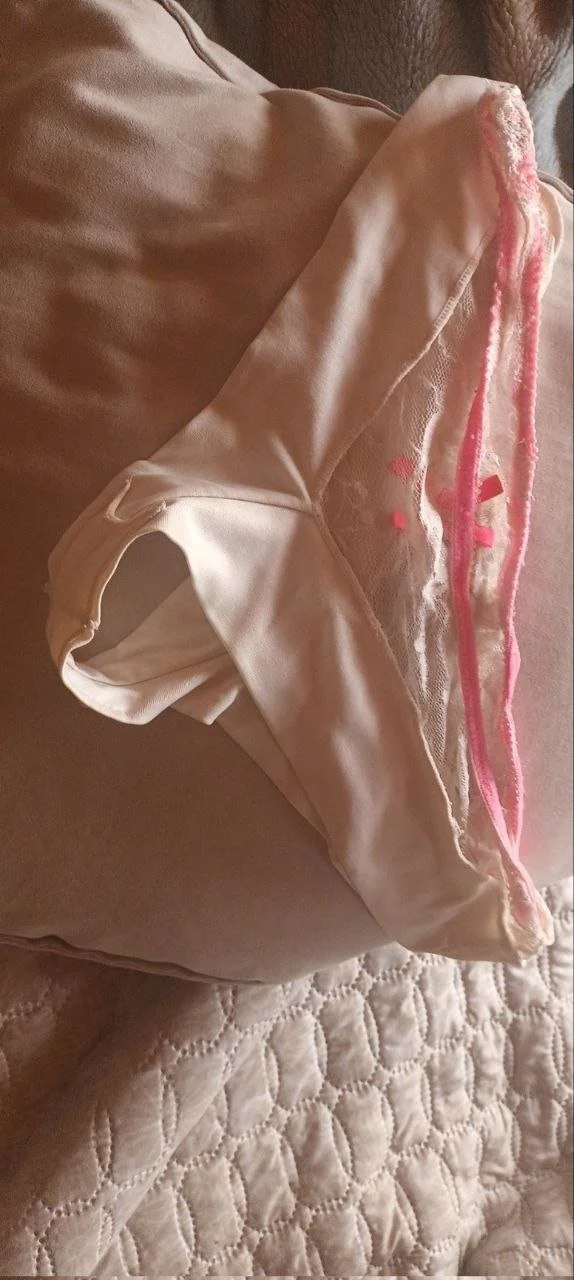 Hijo exhibe a su madre en grupo image 12