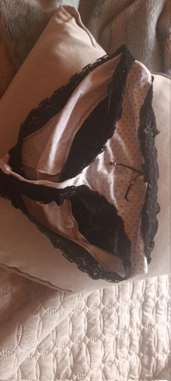 Hijo exhibe a su madre en grupo image 13