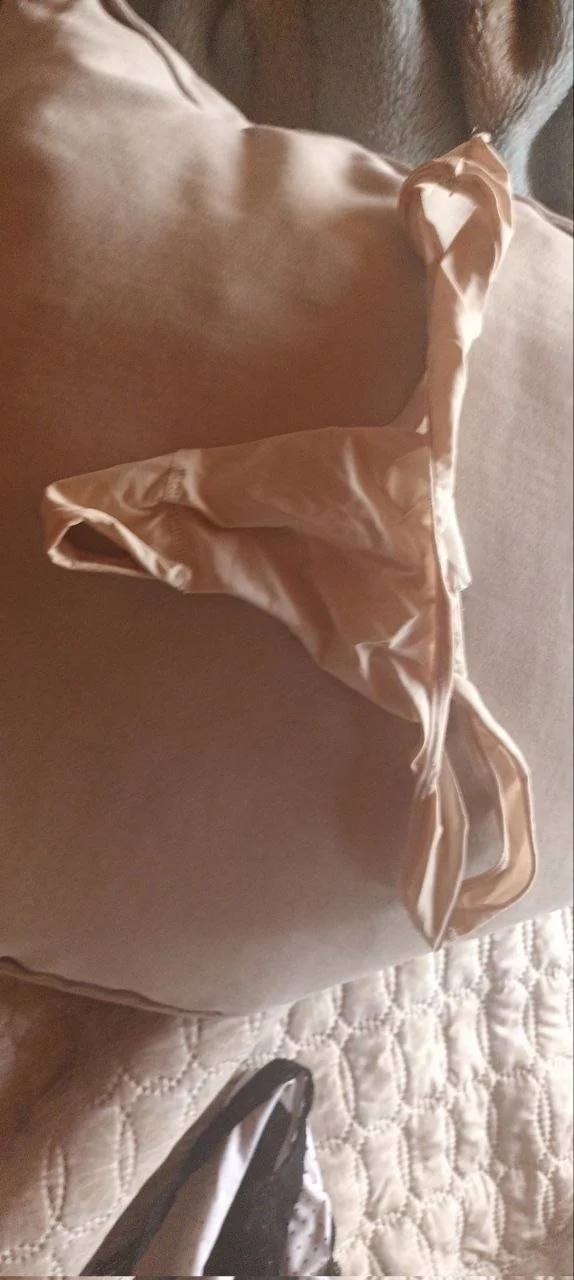 Hijo exhibe a su madre en grupo image 14