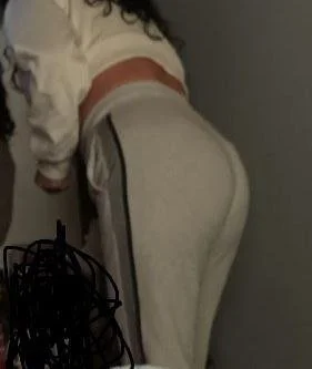 Hijo exhibe a su madre en grupo image 16