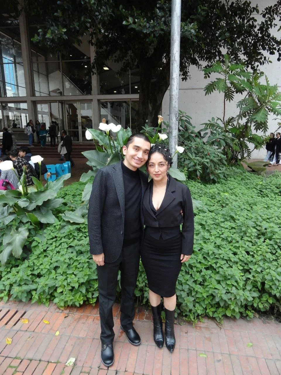 Hijo exhibe a su madre en grupo image 2
