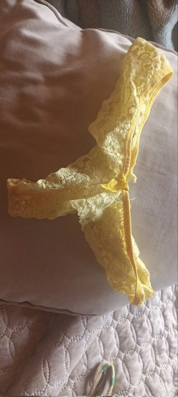 Hijo exhibe a su madre en grupo image 21