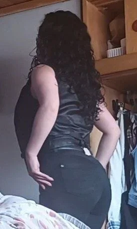 Hijo exhibe a su madre en grupo image 22