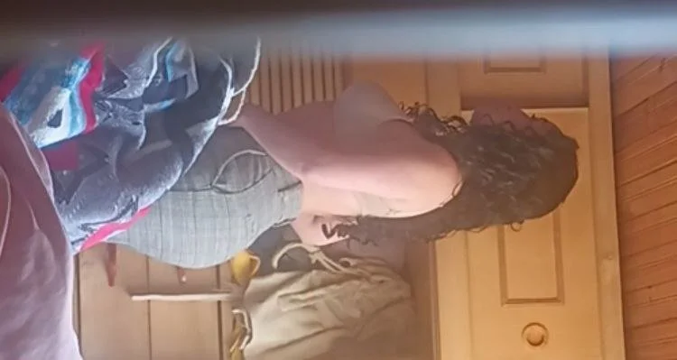 Hijo exhibe a su madre en grupo image 25