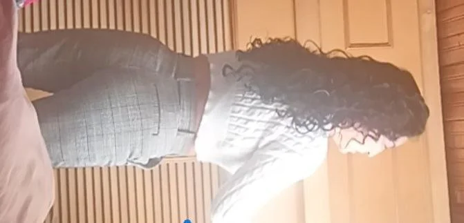 Hijo exhibe a su madre en grupo image 4