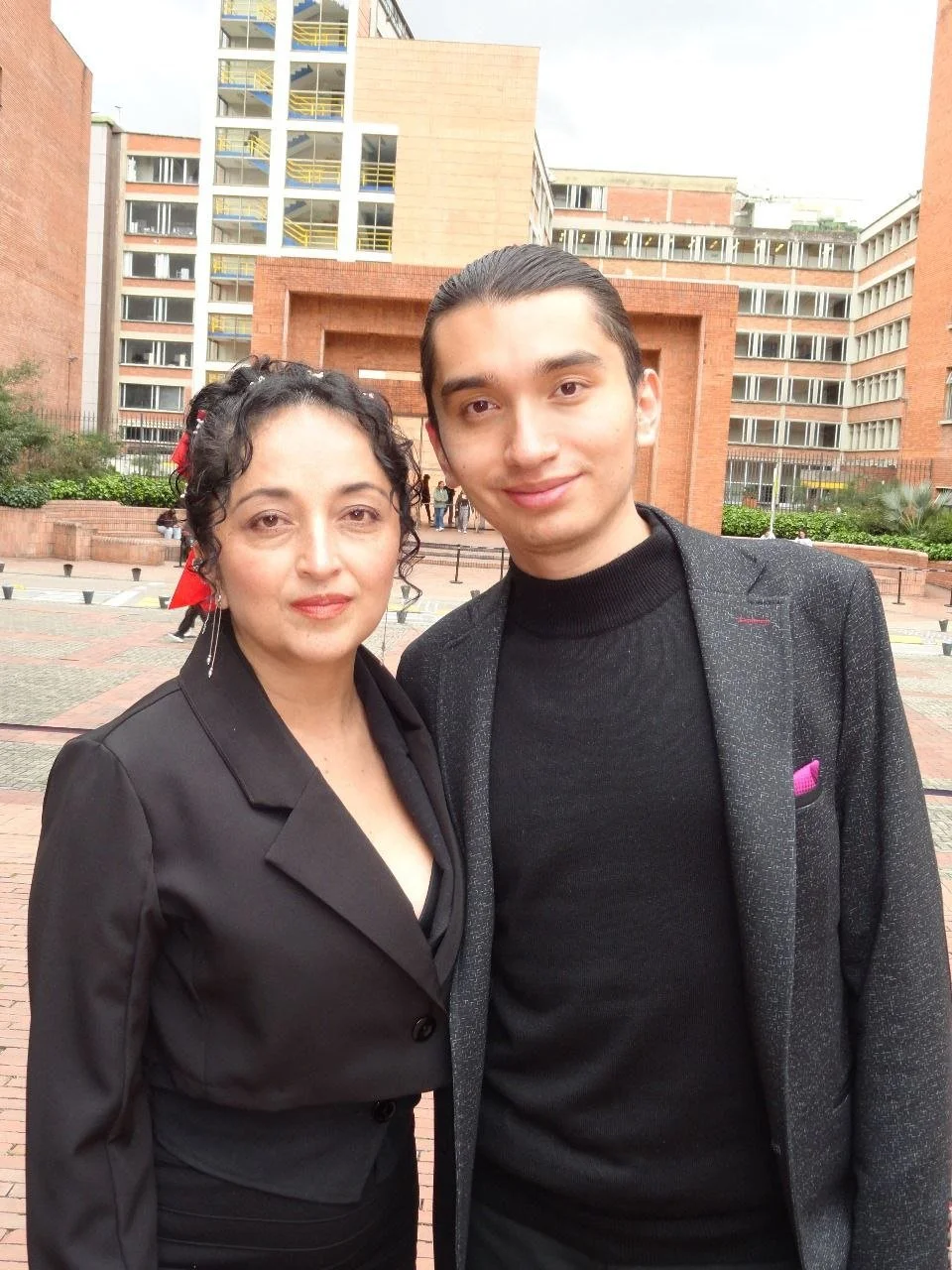 Hijo exhibe a su madre en grupo image 5