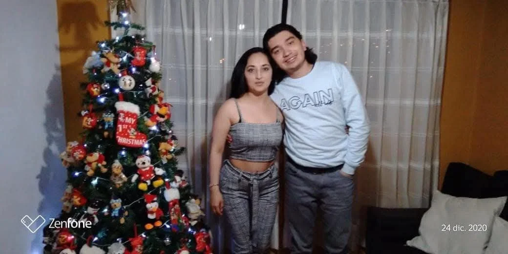 Hijo exhibe a su madre en grupo image 6