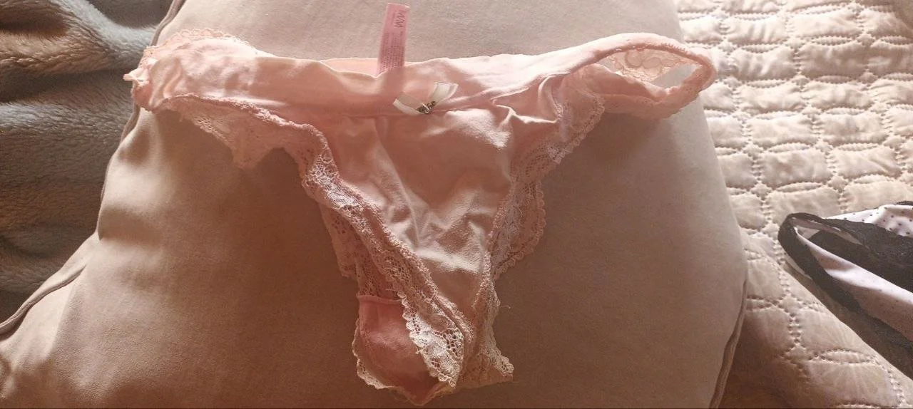Hijo exhibe a su madre en grupo image 8