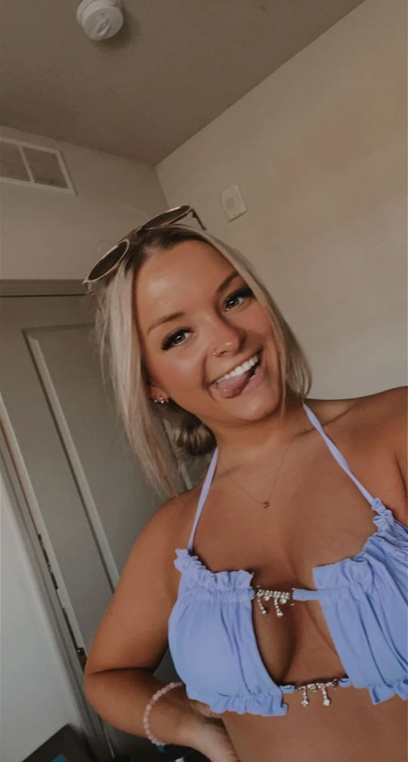 Claire P. mirror selfies image 11