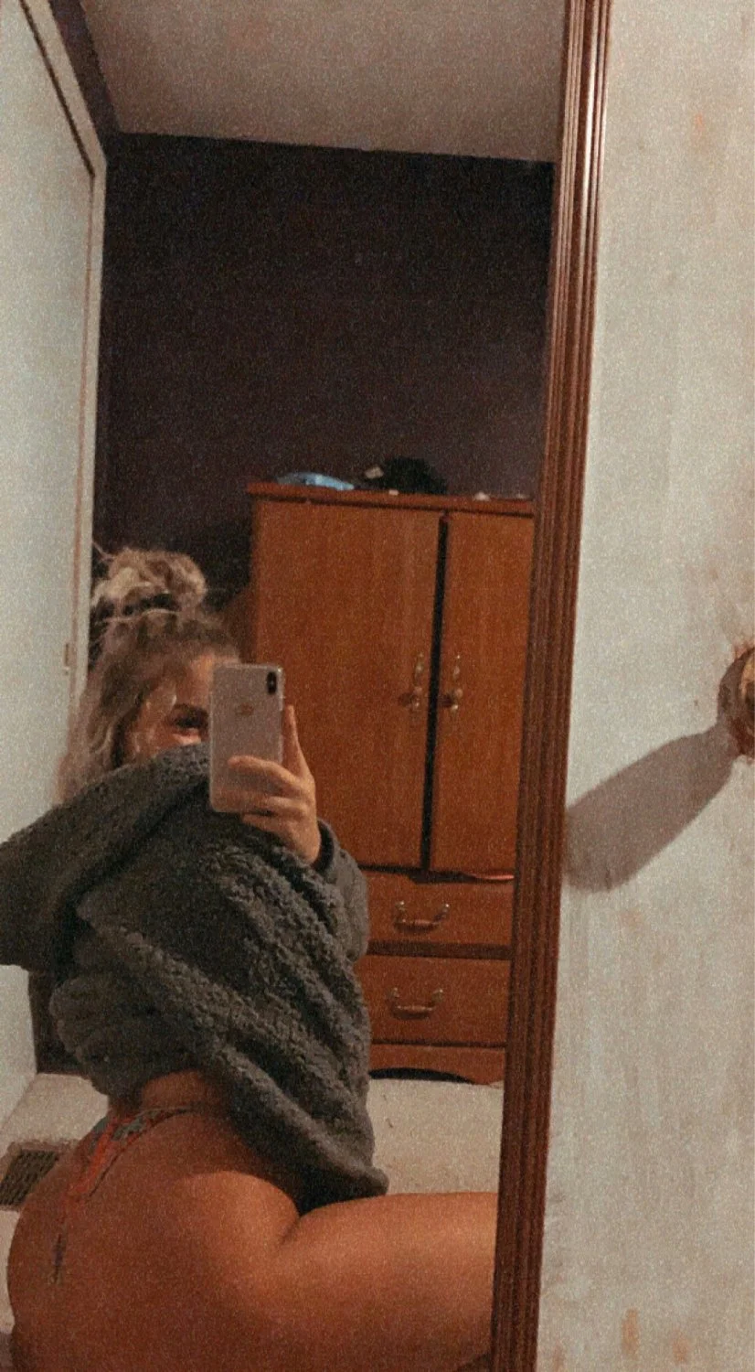 Claire P. mirror selfies image 5